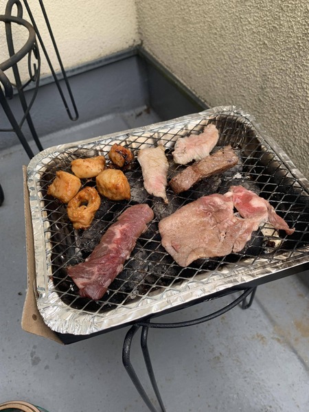 【画像】大学生ワイ平日からベランダで焼肉