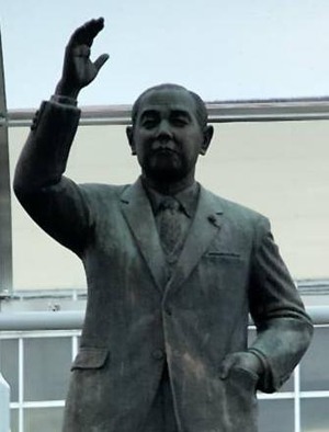 Kakuei_Tanaka-statue_1_S