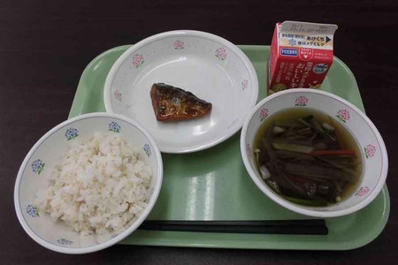 【悲報】今の給食、あまりにも貧相すぎてしまう
