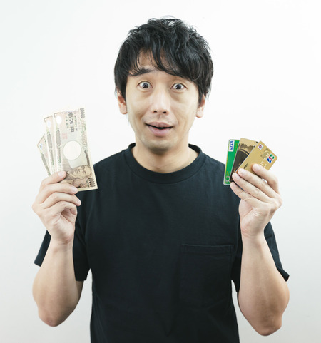 低収入者ほど“現金派”が多く、高収入者ほどキャッシュレス決済に積極的