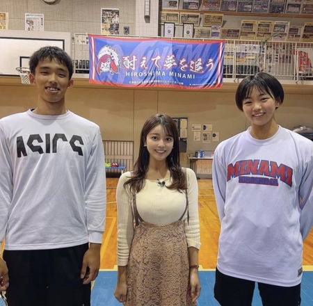 【画像】低身長女子アナ、中学生を取材に行くも敗北する