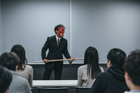 昔先生「何やってるんだお前！」ﾊﾞﾁｰﾝ　生徒「（これはいけないことなんだな…）」