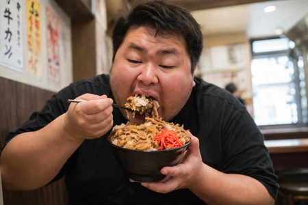 【動画】食べ物のCMなんて男が一人で美味そうにがっつくだけの映像流しとくだけでええよな