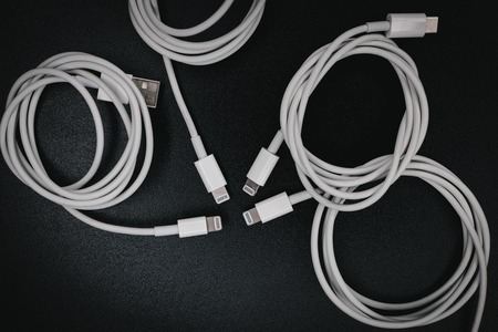 EU「スマホのバッテリーを自分で交換できない商品は違法とする」