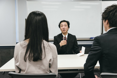 【悲報】岸田「氷河期雇ったら金やるで」企業「あっ大丈夫っす...」