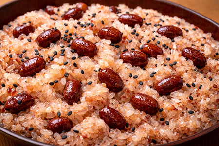 福島の中学校「卒業祝いに赤飯の給食にするで！」←震災の日と被ってることが判明して全て廃棄に