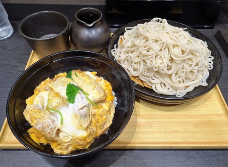 そば屋でカツ丼頼むバカwww