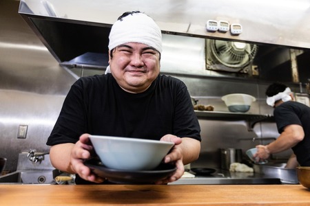 ラーメン屋の常連客「いつもサービスのトッピングありがとうございます」←SNSアップ
