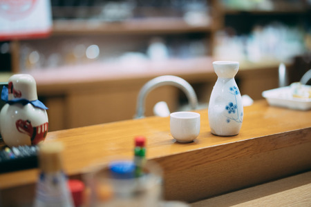 飲み屋で知らん人と話すのってどうやるの？