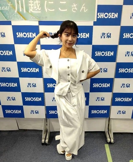 23歳AV女優さん、AV女優なのが地元住民全員にバレる