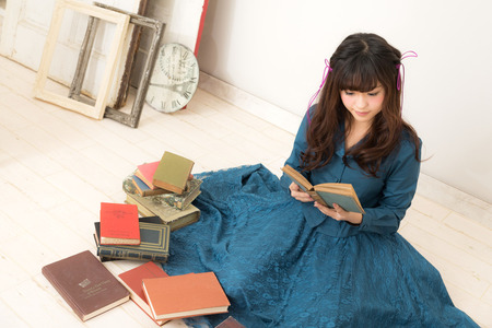【謎】女性が本を読むだけの動画、なぜか1000万回再生される…