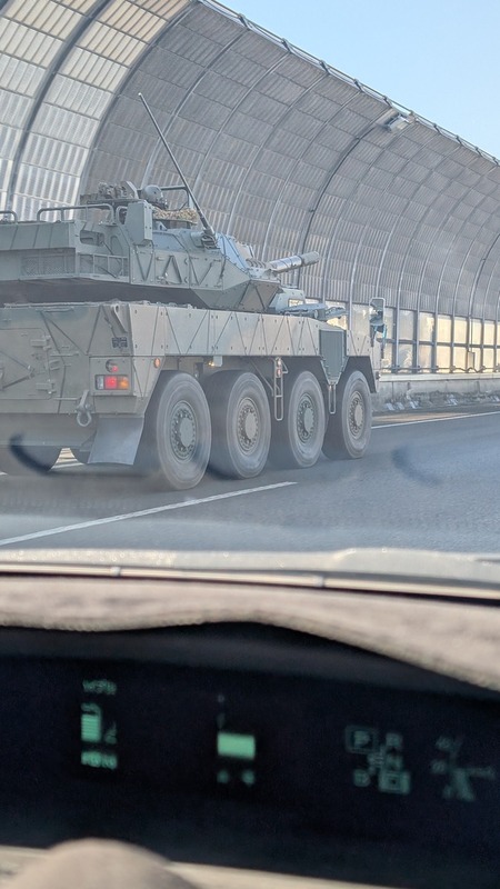 【画像】東名高速で戦車走ってて草