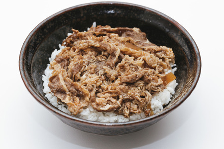 【悲報】Z世代、メガ盛り牛丼を頼むも写真だけ撮って退店する