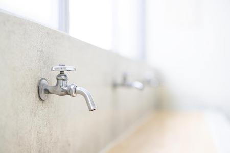 水買う奴ｗｗｗ水道水捻ったら無料なのにｗｗｗ