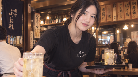 飲食バイト「低賃金です、労基ゆるゆるです、比較的仕事キツイです、学生が多いので友人は作りやすいです」←これ