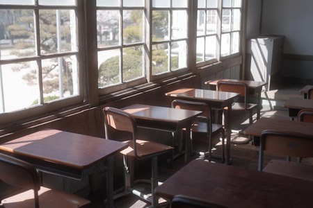 小学６年の女子児童ら、下着脱ぎ体操服１枚で男子児童と授業受けさせられる…冷やかされた子も