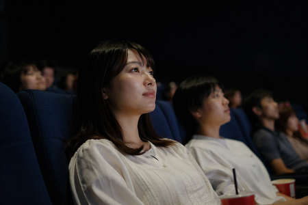 映画館ガチ女さん「普通オムツして映画全部観るよね」