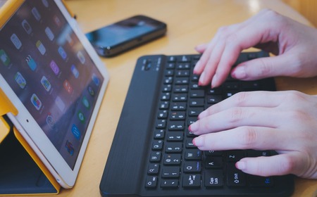 【悲報】今の小学生、タブレット支給でネット使い放題