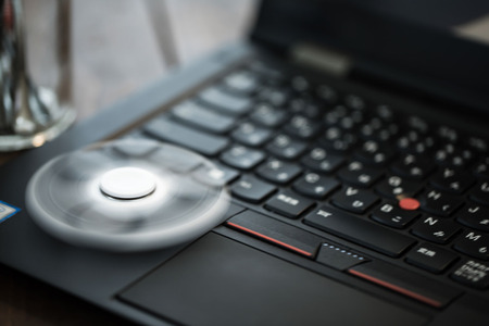 【悲報】社内ニートワイ、本日の業務終了