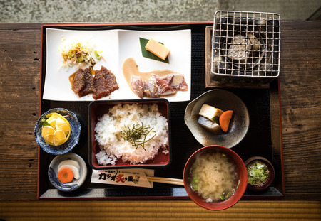 日本人「味の濃いおかず食べてぇ、口の中しょっぱくさせてぇ…今だ！ご飯かきこんで中和！！」←これ外国人笑うらしいね