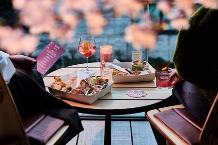 【悲報】スタバの有料席13500円????????