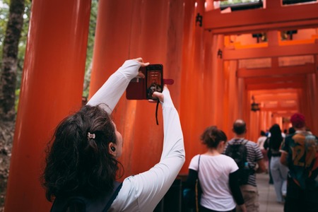 観光中「すみません、写真撮って貰っていいですか？」←何枚撮ってあげる？