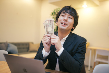 【朗報】日本人男性の平均年収、587万円だったwww
