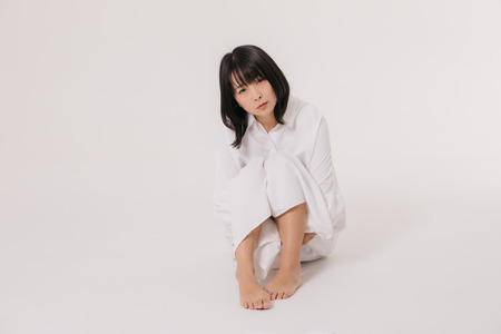 【画像】シャツからスケスケの素肌が覗く