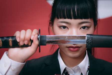 女性さん「女だけ帯刀OKにしない？痴漢も盗撮もパワハラも日本刀で一刀両断！！！」