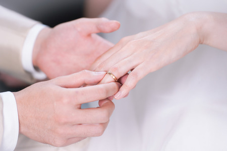 美人声優さん結婚指輪を捨てる