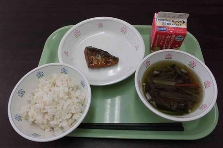令和親「給食費無料にしろぉ！」行政「え、でも子供が」親「いいからしろ！！」行政「はい…」