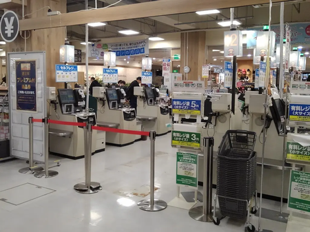 セルフレジガキ「ぼくがやる！」老人「おい！これどうやるんだ！」若者「…これパクろ」