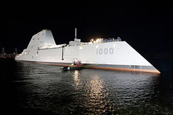 USS_Zumwalt_(DDG-1000)_at_night