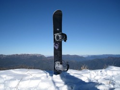 snowboard-in-the-snow-1024x768