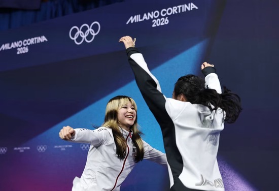 【画像】フィギュアスケート金メダルアリサ・リウちゃん、中井亜美を祝福してしまうｗｗｗ