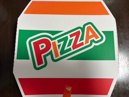 【画像】セブンイレブンの店で焼くピザ、実食ｗｗｗ