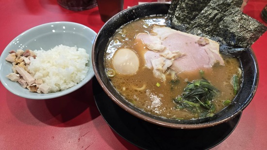 【画像】本物の家系ラーメン食ってきたんやがｗｗｗ