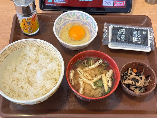 【画像】すき家の一番安い朝食（320円）、ちと寂しい・・・・・