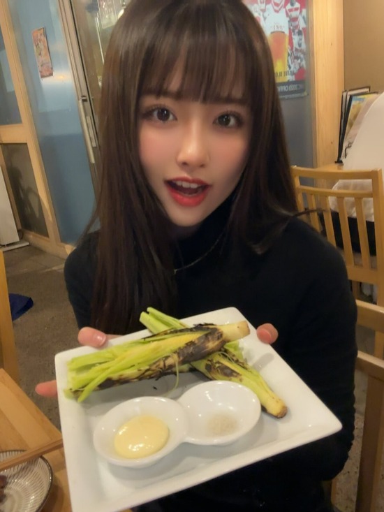 【画像】可愛い女子高生さん、謎な料理を召し上がってしまうｗｗｗｗｗ