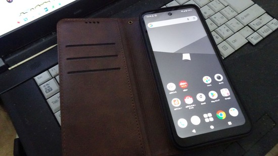なんで老人は手帳型のスマホケースを買ってしまうのか？