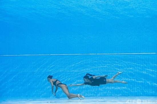 世界水泳の競技中に選手が溺れるもコーチが救助！ライフガードの対応に批判殺到・・・
