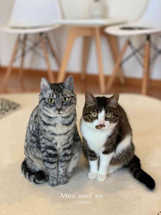 どっちが本物かわからない…！実物大羊毛フェルトで作った猫ちゃんがリアルすぎるｗｗｗ