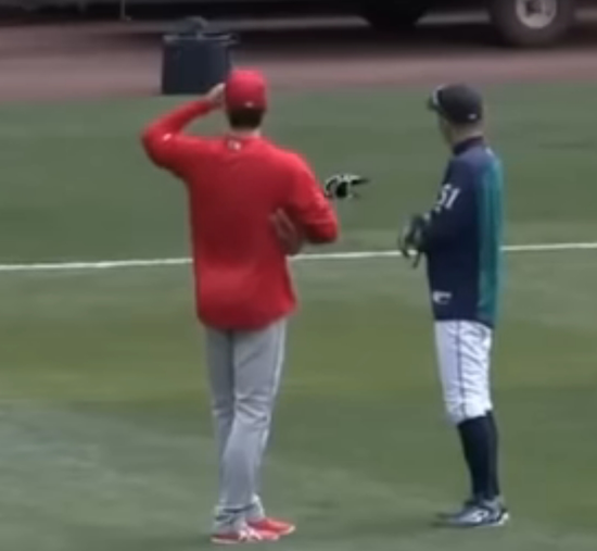 【画像】大谷と並んだイチロー、意外とデカくない・・・？