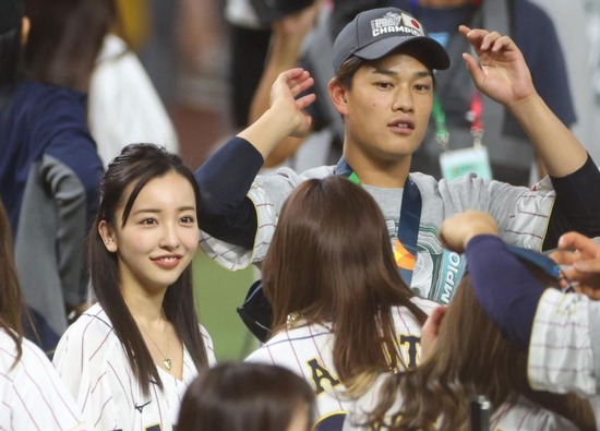 【画像】やきう選手の嫁、WBC決勝のマウンドで高らかと人生勝利宣言ｗｗｗｗｗｗｗ