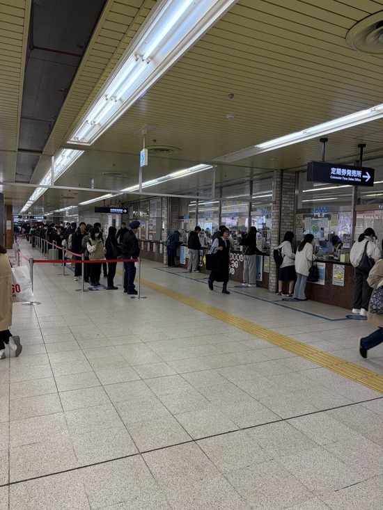 【画像】「定期券」購入の大行列、始まるｗｗｗｗｗ