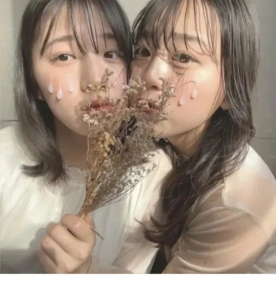 【画像】インスタ映え女子たちの間で今流行りの自撮りがこちらｗｗｗｗｗｗｗ