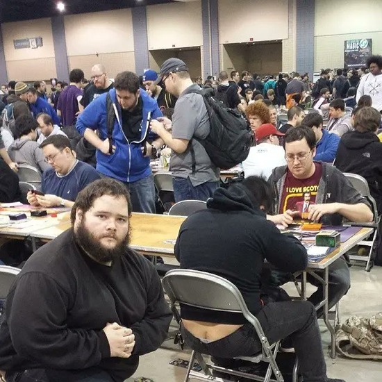 【画像】アメリカのカードゲームの大会、臭くなさそうｗｗｗ