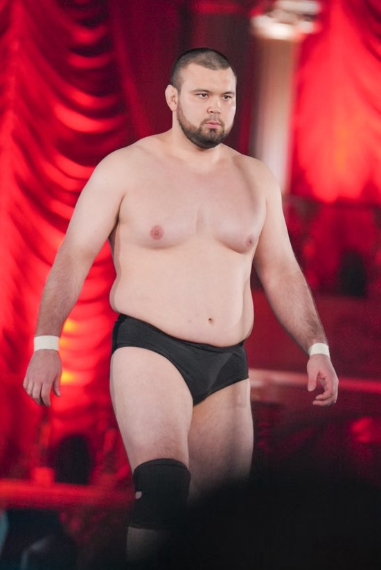 【画像】プロレスデビューのウルフ・アロンさん完全に仕上げて来るwwwww