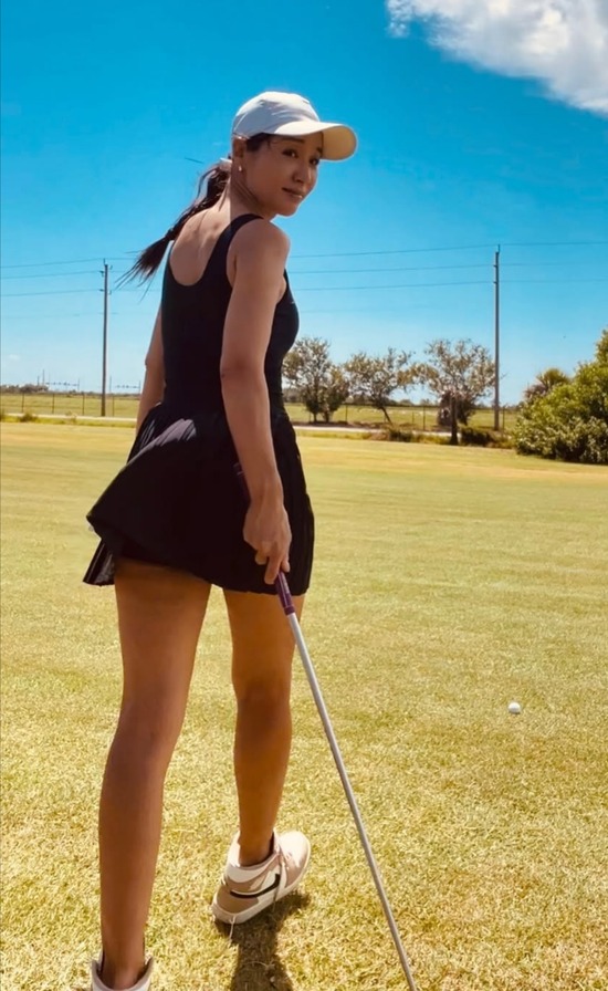 【画像】鈴木紗理奈さん(48)ミニスカワンピでゴルフをプレーｗｗｗ