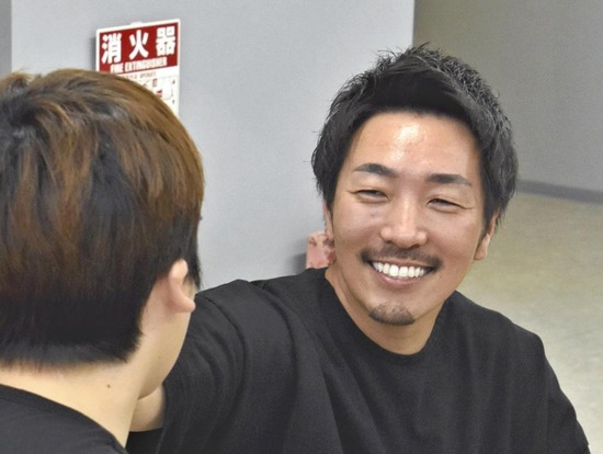 【画像】「日本一マッチョ多い」介護会社、仕事中に筋トレもＯＫ ← マッチョ殺到ｗｗｗ